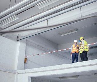 Bauzeitverzögerungen und Nachtragsforderungen rechtssicher handhaben